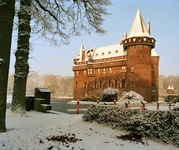 21649 Gezicht op het Kasteel De Haar (Kasteellaan 1) te Haarzuilens (gemeente Utrecht) in de sneeuw.